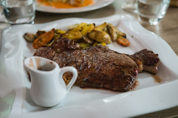 Kartoffeln mit Rindersteak Essen 