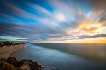 Obraz premium Long exposure of sunrise over ocean and beach