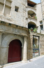 Naklejka premium Ville de Pézenas, vieille façade et porche sculpté, balcons couverts, département de l'Hérault, France