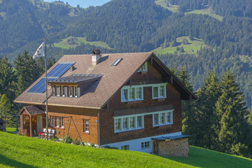 Fototapeta na wymiar Haus in den Alpen