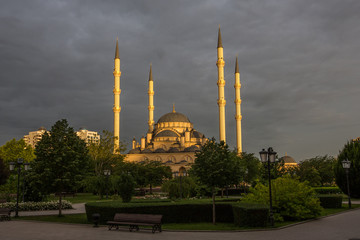 Fototapeta na wymiar Мечеть «Сердце Чечни» на фоне красивого неба на рассвете 