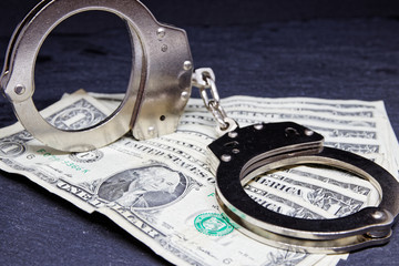 Geldscheine und Handschellen