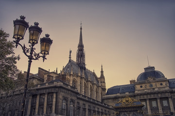 Obraz premium Sainte Chapelle and viewed from the entrance of the court in Paris
