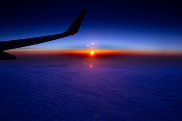 Naklejka na ściany i meble 飛行機から見た太陽