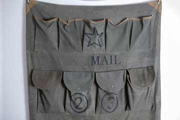 Wanddekoration aus Stoff mit der Aufschrift Mail  und vielen Taschen