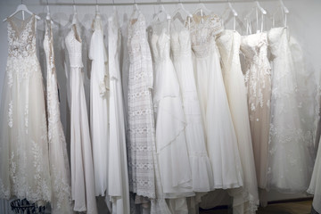 Brautkleider auf einer Kleiderstange aufgehängt