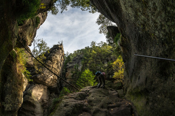 Wanderin klettert von einem Berg zum nächsten, Klettersteig Wandern