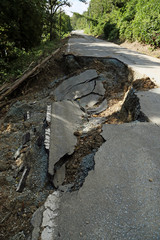 土砂崩れによる道路崩落