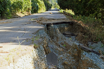 土砂崩れによる道路崩落