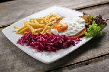 SCHABOWY Z JAJKIEM I FRYTKAMI © Maciej