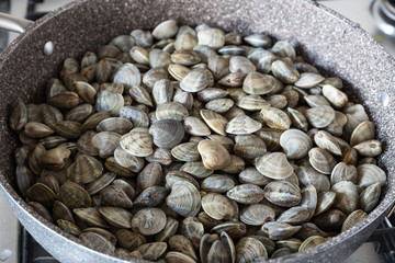 Naklejka premium Cooking spaghetti with clams