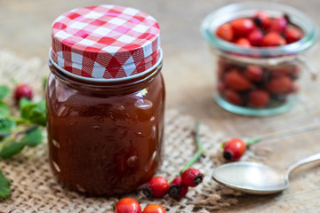 Zu Marmelade gekochte Hagebutten
