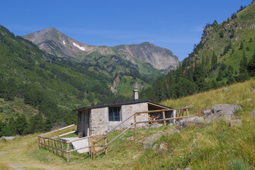 cabane ou refuge de montagne abri dans la campagne des pyrénées