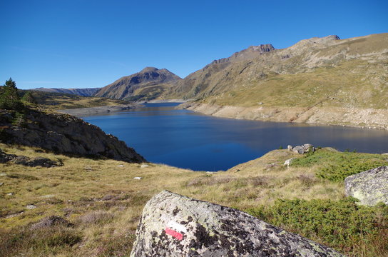 grand lac du lanoux dans les montagne pyr&eacute;n&eacute;es orientales