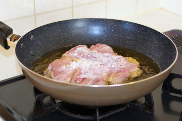 鶏もも肉の唐揚げを作っているところ
