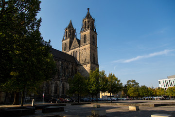 Fototapeta na wymiar Domplatz in Magdeburg mit Magdeburger Dom an einem Sommermorgen 