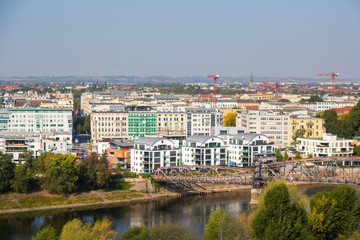 Fototapeta na wymiar Häuser an der Elbe in Magdeburg mit Hubbrücke