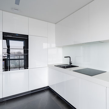 White kitchen with black accessories