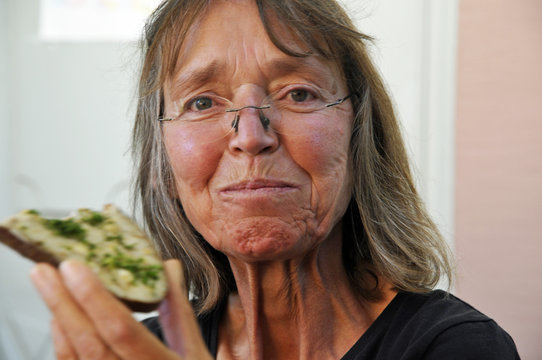 frau isst ein schmalzbrot