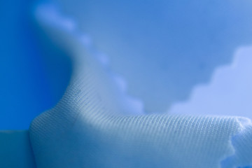 Tela flotando en el cielo azul