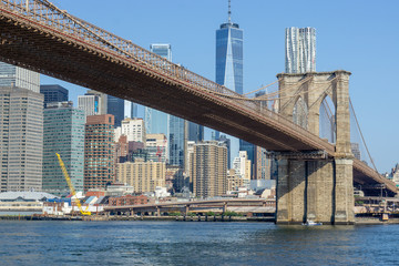 Fototapeta na wymiar The Brooklyn bridge and New York city Lower Manhattan skyline