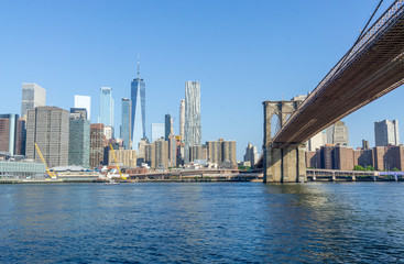Fototapeta na wymiar New York city Lower Manhattan skyline and Brooklyn bridge