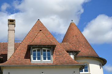 Toiture de maison individuelle très pentue