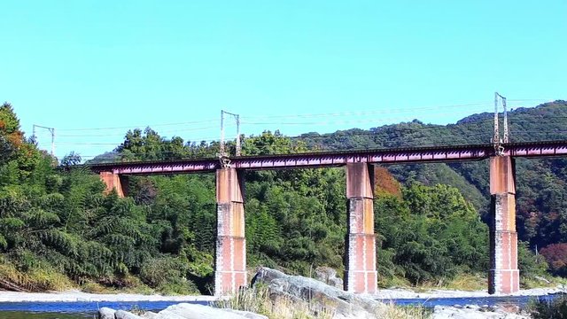 鉄道と川下りの小舟