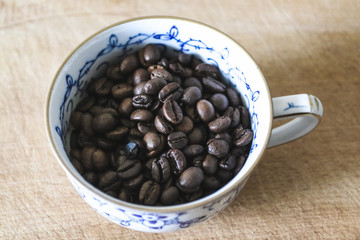 Kaffeebohnen in einer Tasse