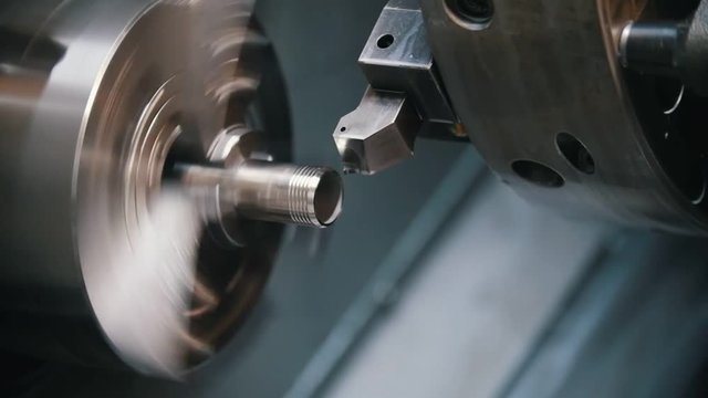Authomatic lathe drill the thread and rounds the edges of the part