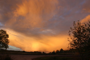 Fototapeta na wymiar sunset over field