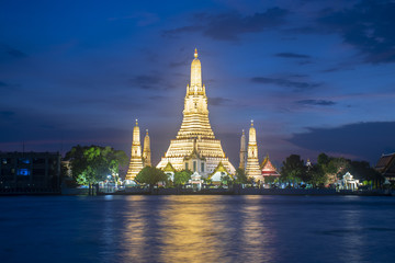 Naklejka premium Piękny punkt orientacyjny w Bangkoku w Tajlandii. To świątynia Wat Arun podczas zachodu słońca.