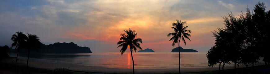 Fototapeta na wymiar Sunset at sea with a panoramic view.