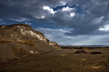 restos de mina con cielo de tormenta