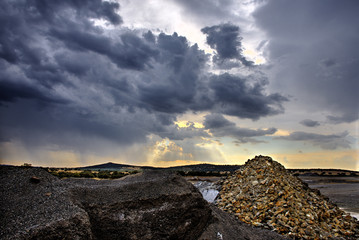 paisaje con rocas con cielo de tormenta