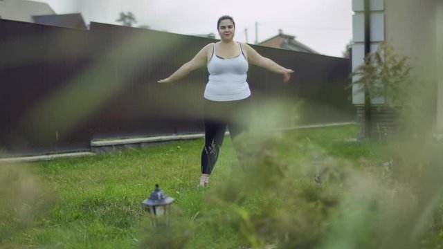 The fat girl is doing exercises
