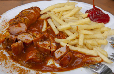 Currywurst mit Pommes
