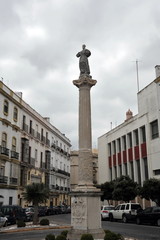 Fototapeta na wymiar Monument on the square of the ancient sea city of Cadiz.