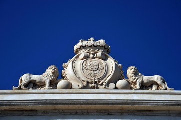 Obraz premium Coat of arms on a building in the ancient maritime city of Cadiz. 
