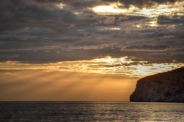 atardecer  con nubes en el mar