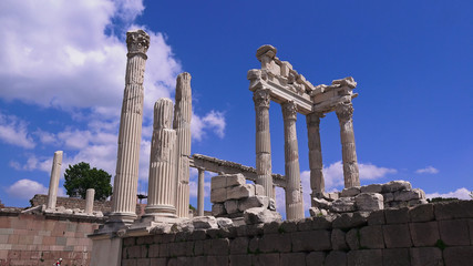 Obraz premium Pergamon museum, ruins of ancieny acropolis, Bergama, Turkey
