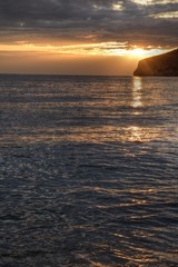 atardecer  con nubes en el mar