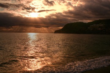 atardecer  con nubes en el mar