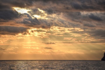 atardecer  con nubes en el mar 