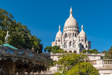 Fototapeta premium Paryż, bazylika Sacre-Coeur, słynny pomnik na Montmartre, z karuzelą