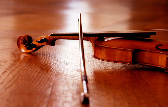 Violine / Geige auf historischem Boden
