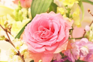 フラワーアレンジメントのピンクのバラ
