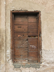 Obraz na płótnie Canvas wooden door in a wall