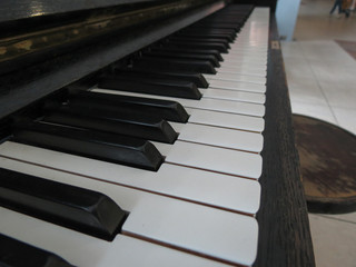 Naklejka premium Piano keyboard close up
