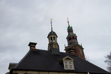 zwei kirchturmspitzen vor bewölktem himmel in der stadt leer deutschland fotografiert während...